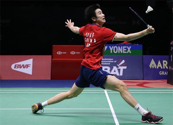 对中场球员 对中场球员