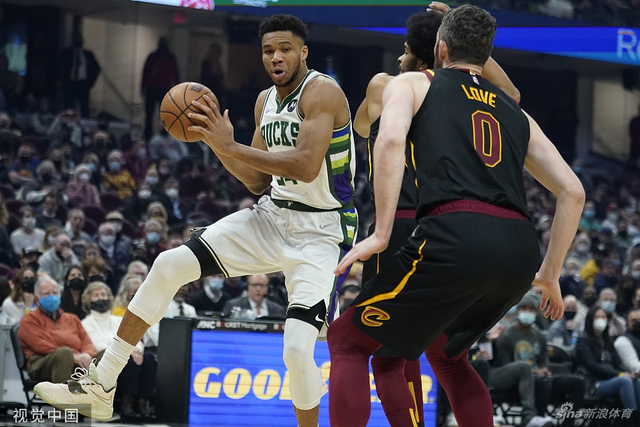 篮球比赛中 篮球比赛中